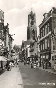 606672 Gezicht in de Steenweg te Utrecht, met rechts het pand Steenweg 34 (Van Doorn Schoenen) en op de achtergrond de ...
